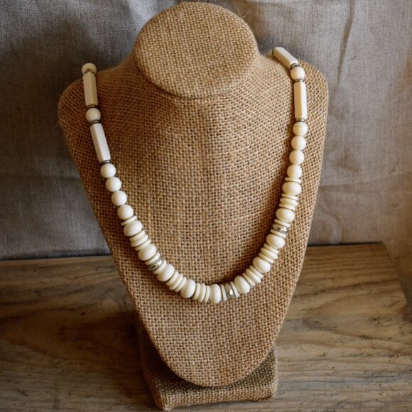 Pre-Loved Vintage White and Silvertone Beaded Necklace - Picture 4 of 4